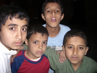 �T�i�A���s�X�̎q������