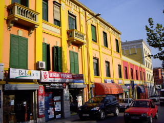 �e�B���i�̊X����