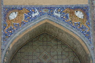 シールダールのマドラサの正面アーチ